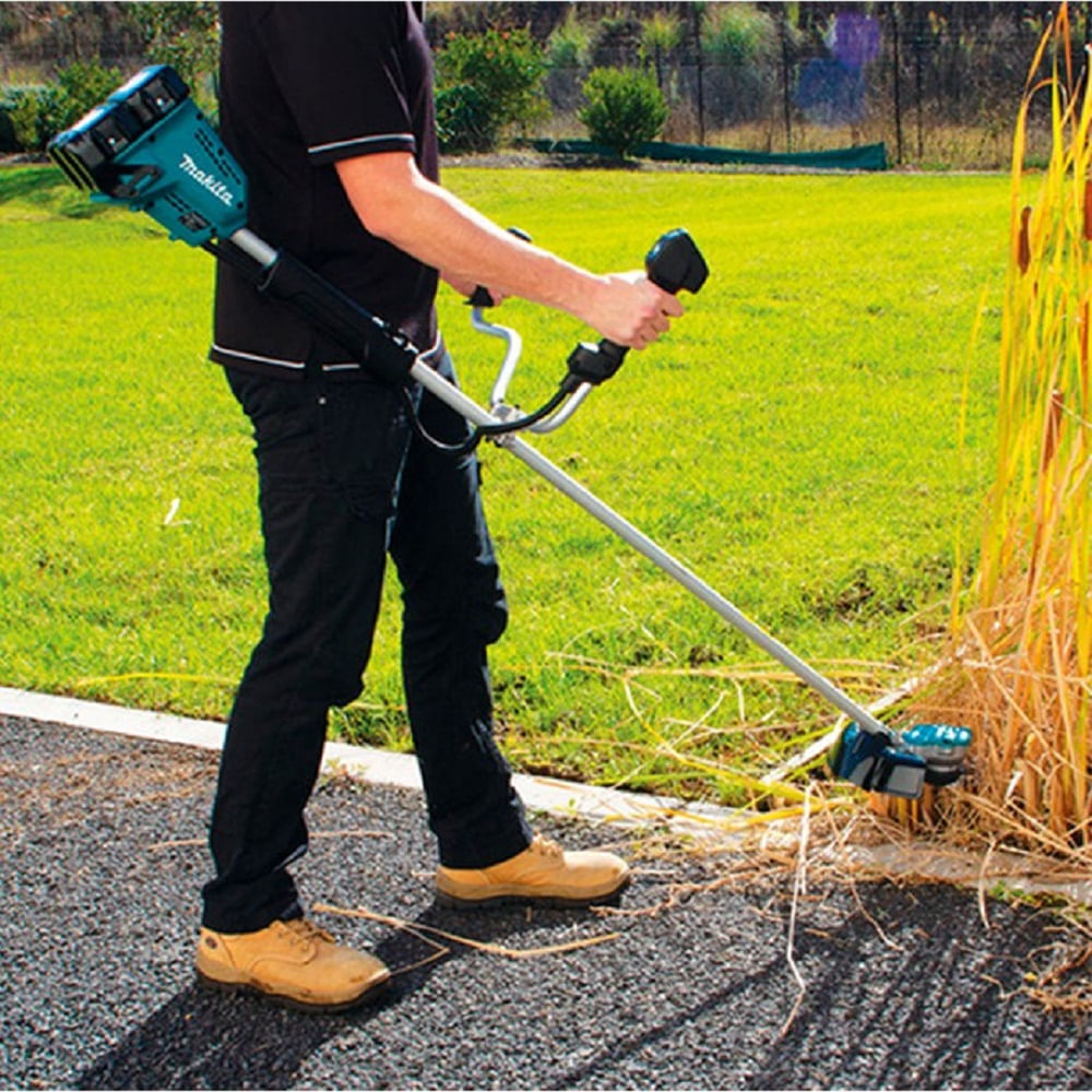 Cortacésped Eléctrico Makita. El Césped Verde Se Corta Con Una